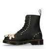 Dr. Martens Pascal met bloemen