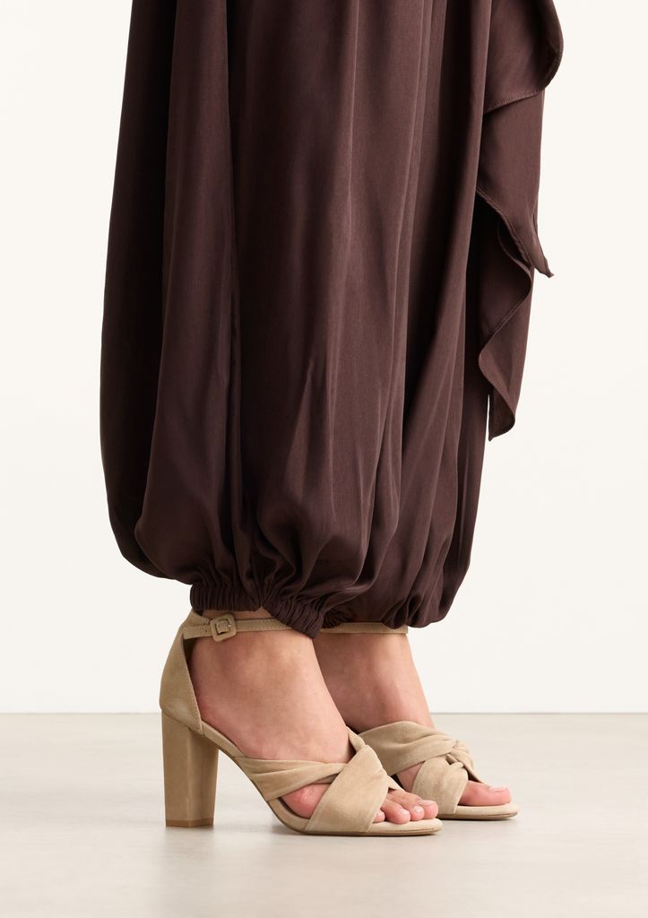 Sacha Beige Geknoopte Suède Sandalen Met Hak