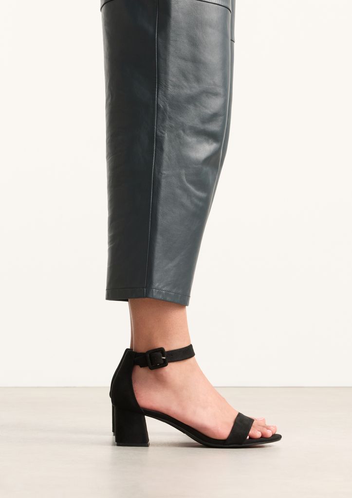 Sacha Zwarte Suède Sandalen Met Blokhak