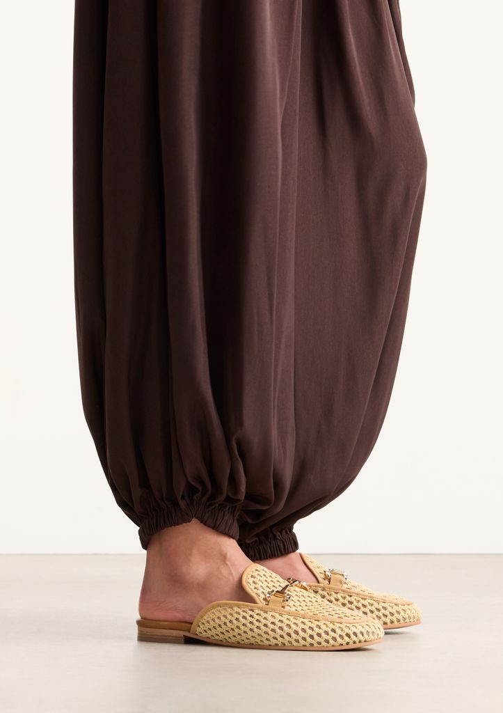 Sacha Beige Slip On Loafers Met Goudkleurige Chain