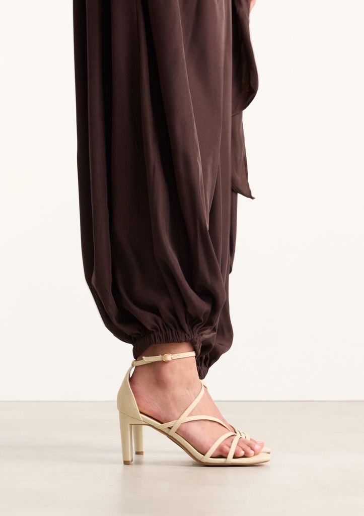 Sacha Beige Sandalen Met Hak