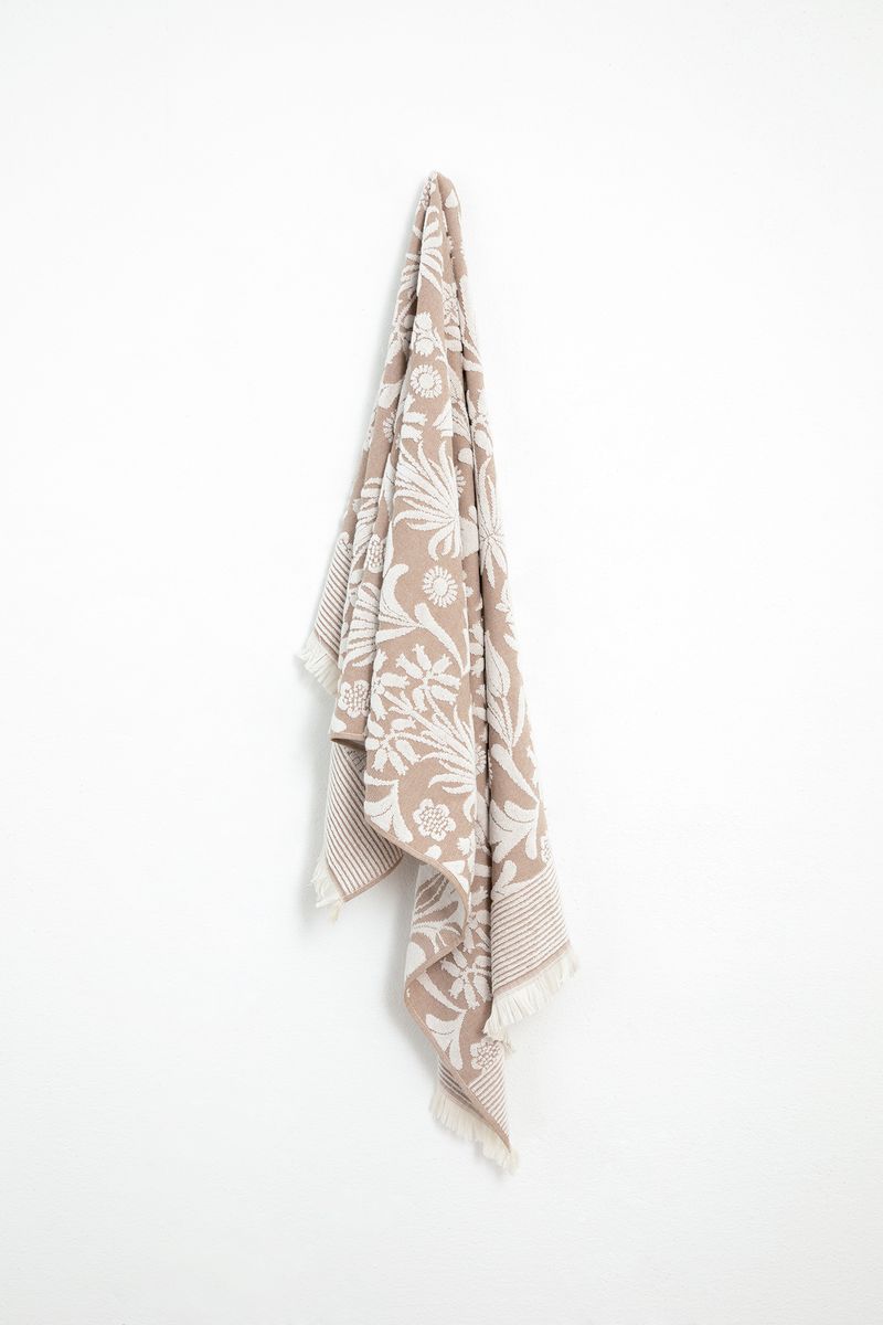 Handdoek beige met bloemenprint