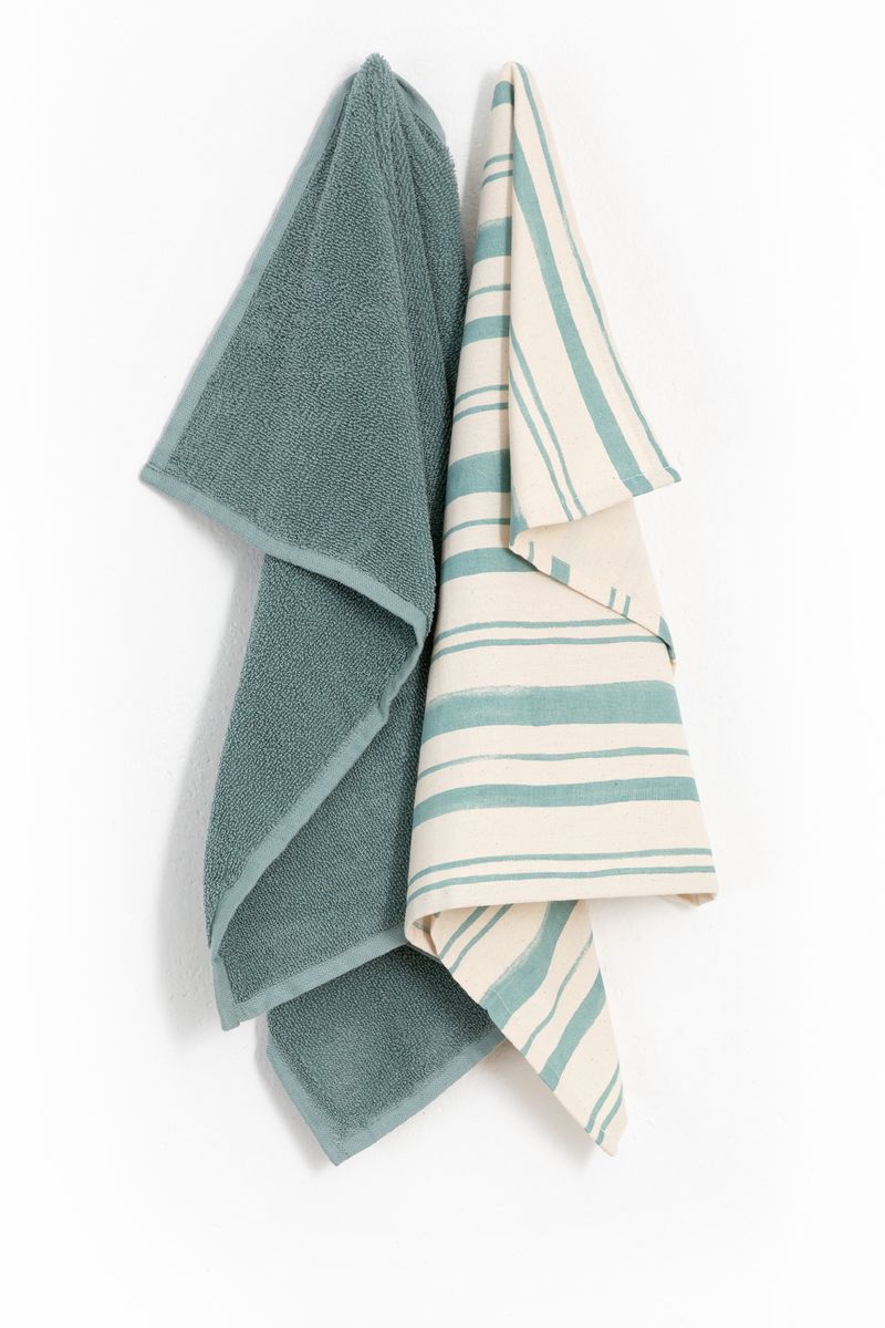 Blauwe gestreepte handdoek en theedoek terry