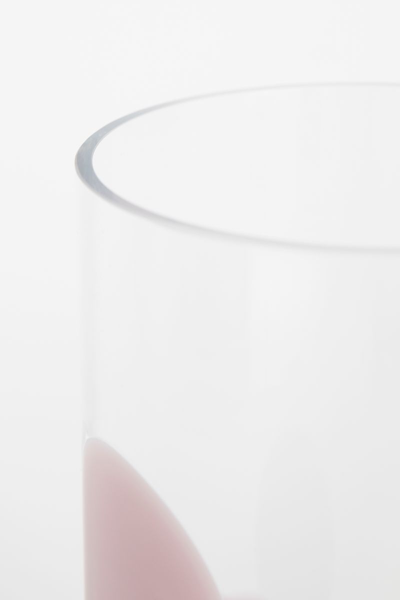 Glazen vaas met paarse bollen