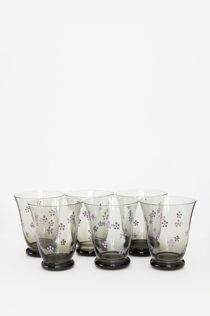 Waterglazen in smoke glas met paarse bloemetjes