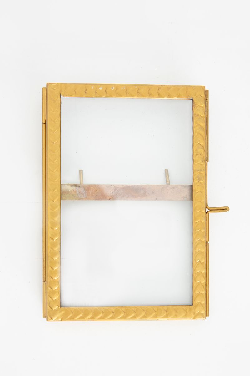 Goudkleurige fotolijst dubbelglas staand met hartjes (11x16 cm)