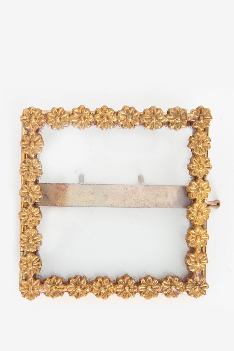 Goudkleurig fotolijstje dubbelglas staand met madeliefjes (8x8 cm)