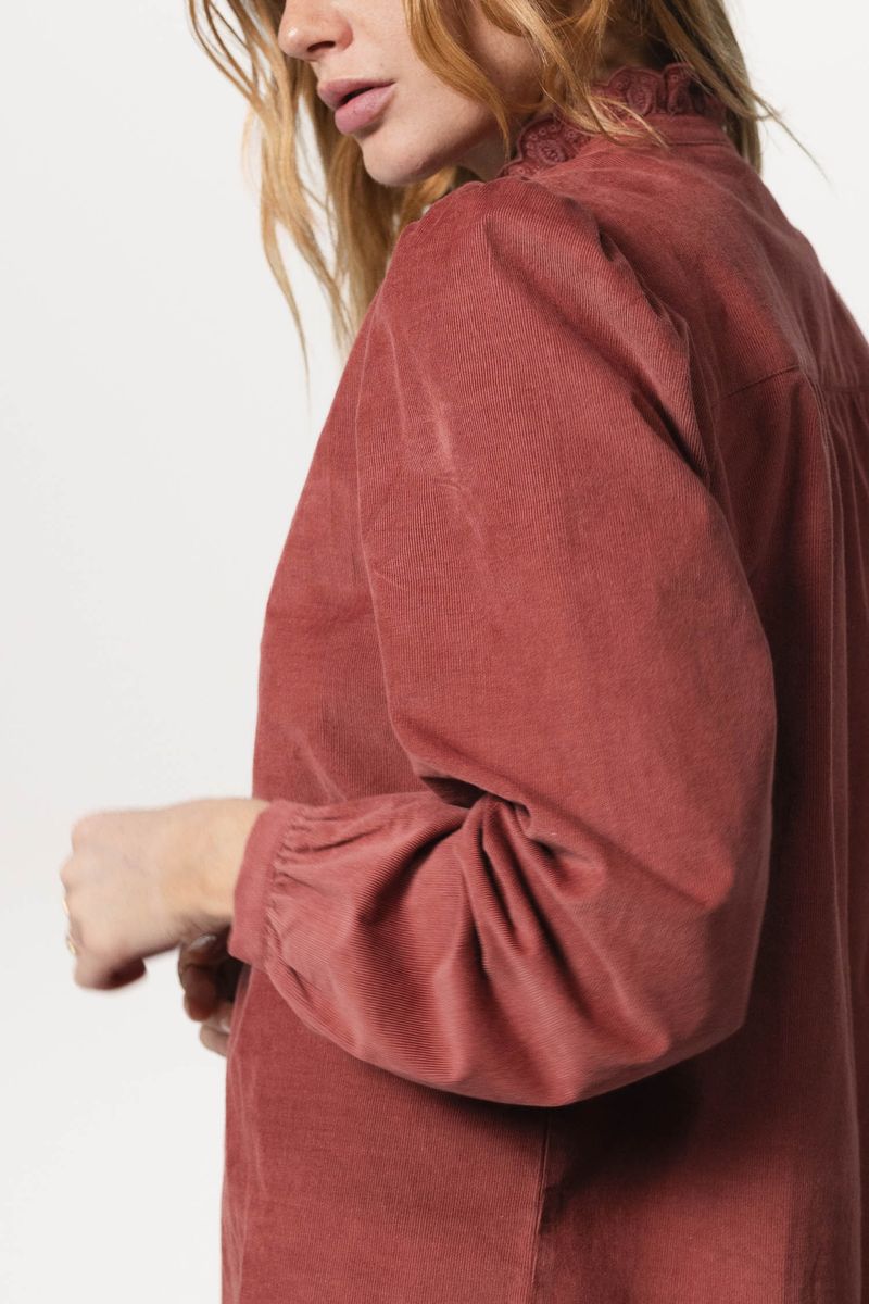 Donkerroze corduroy blouse met geborduurde details