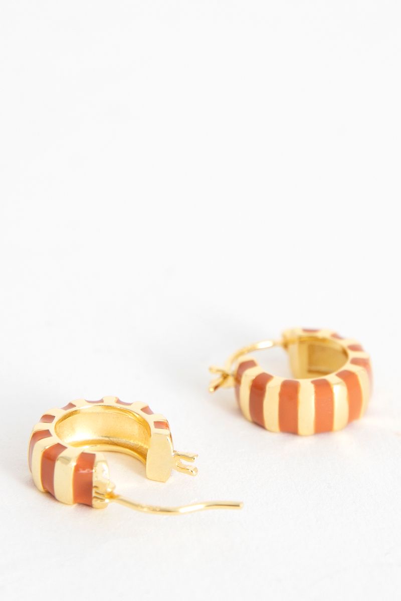 Gold plated oorringen met oranje strepen