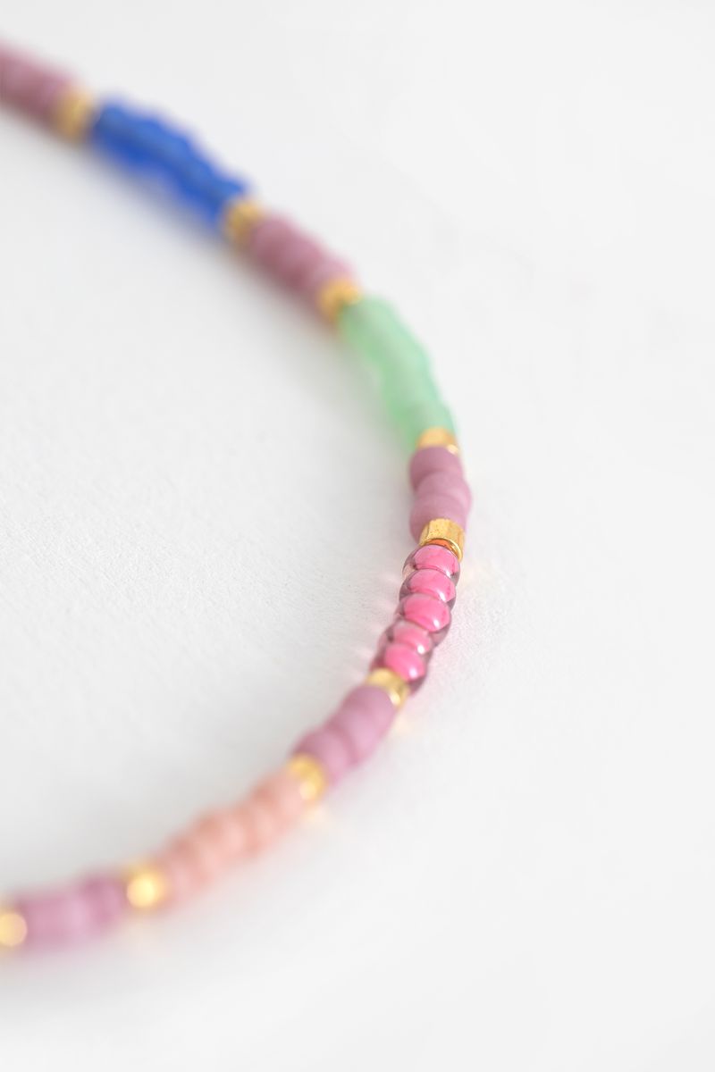 Armband met multicolour kraaltjes en verstelbare sluiting