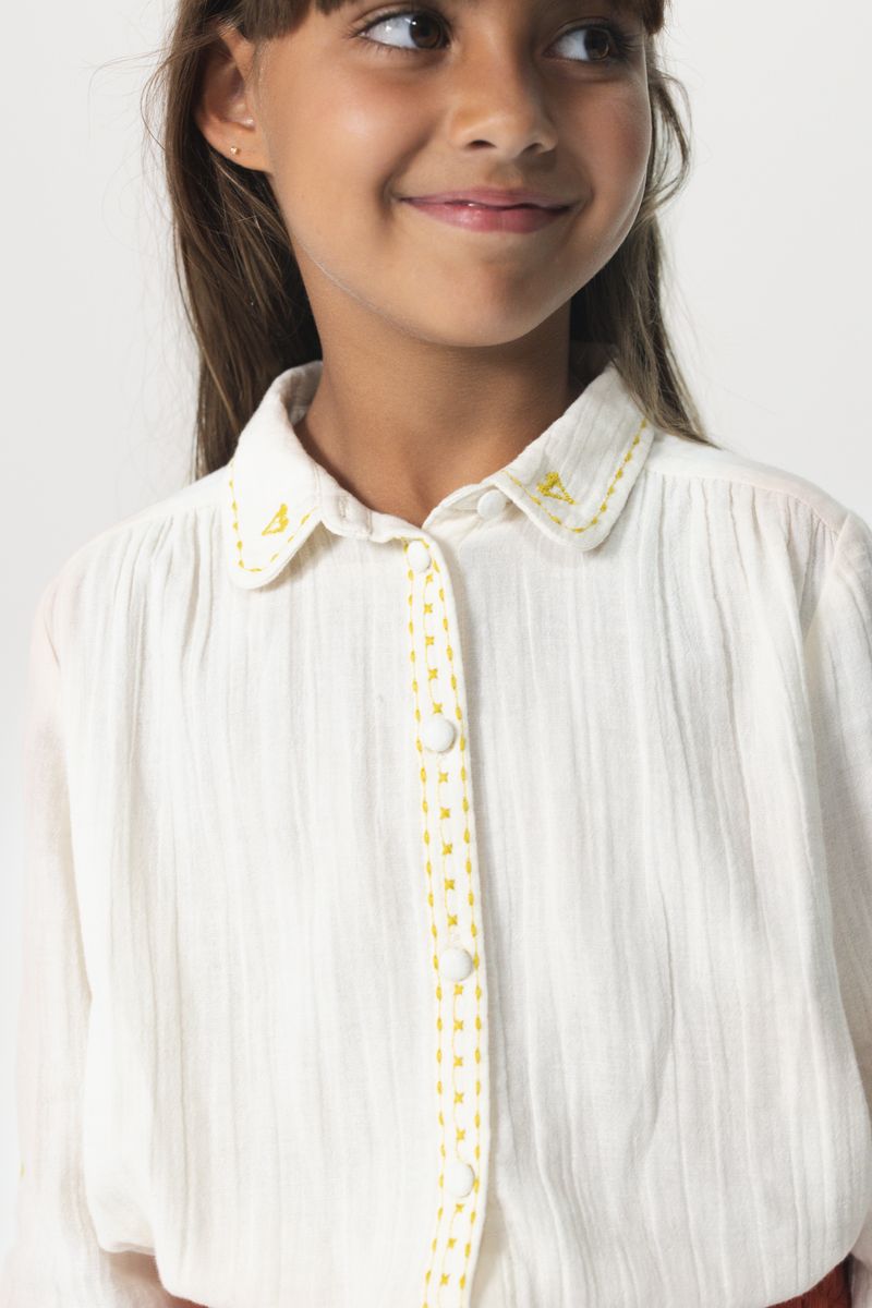 Witte blouse met geborduurde details