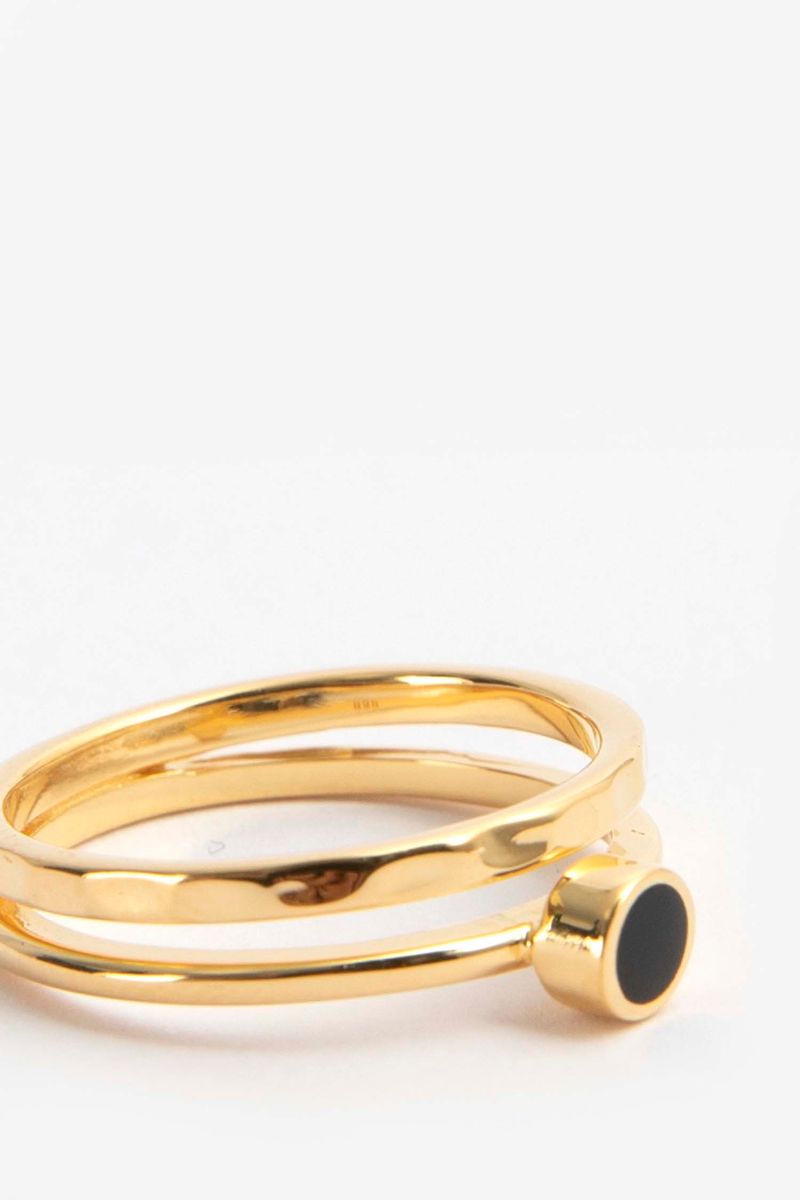 A Brend gold plated dubbele ring met zwarte Onyx steen