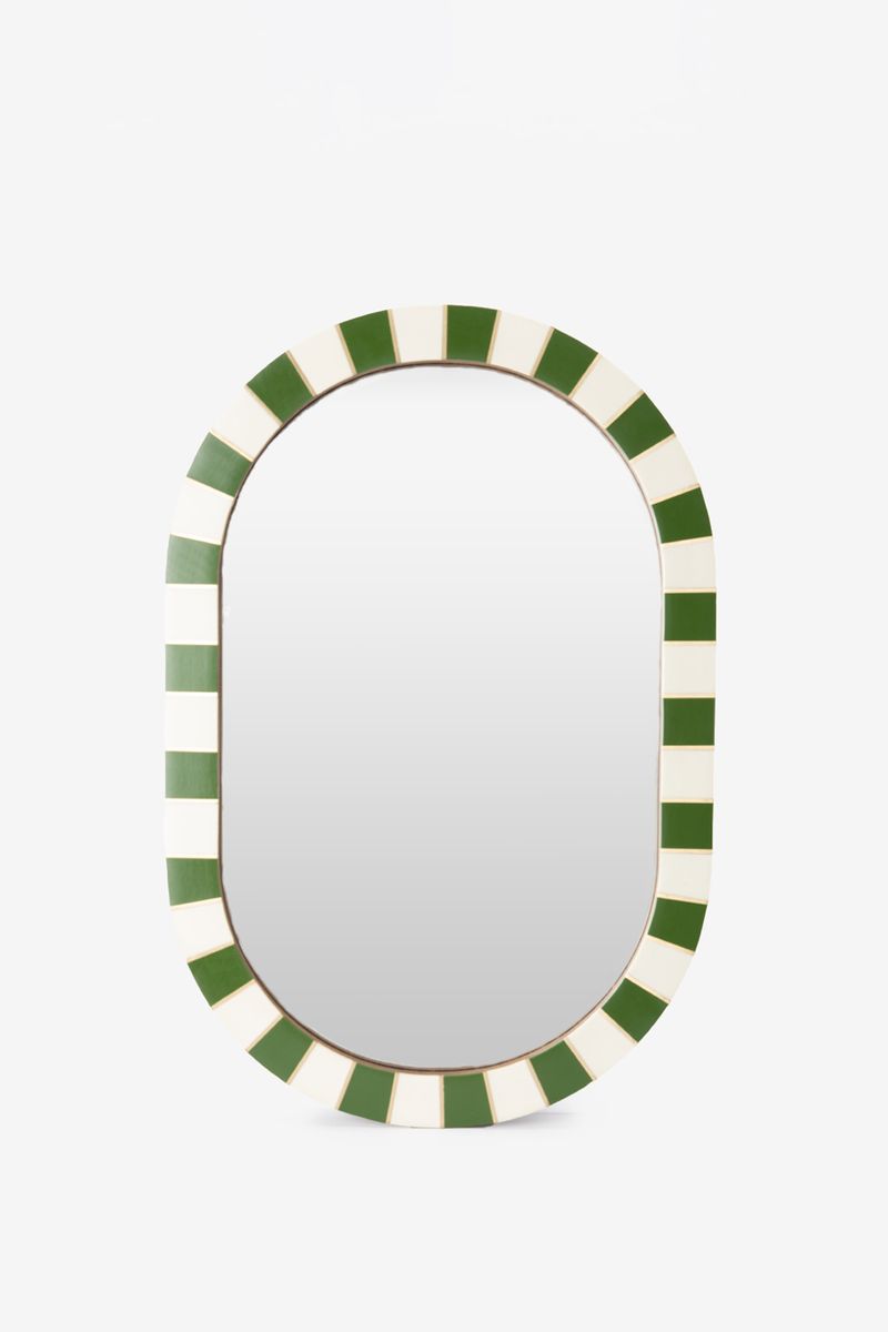 Groene hangspiegel met geblokte omlijsting