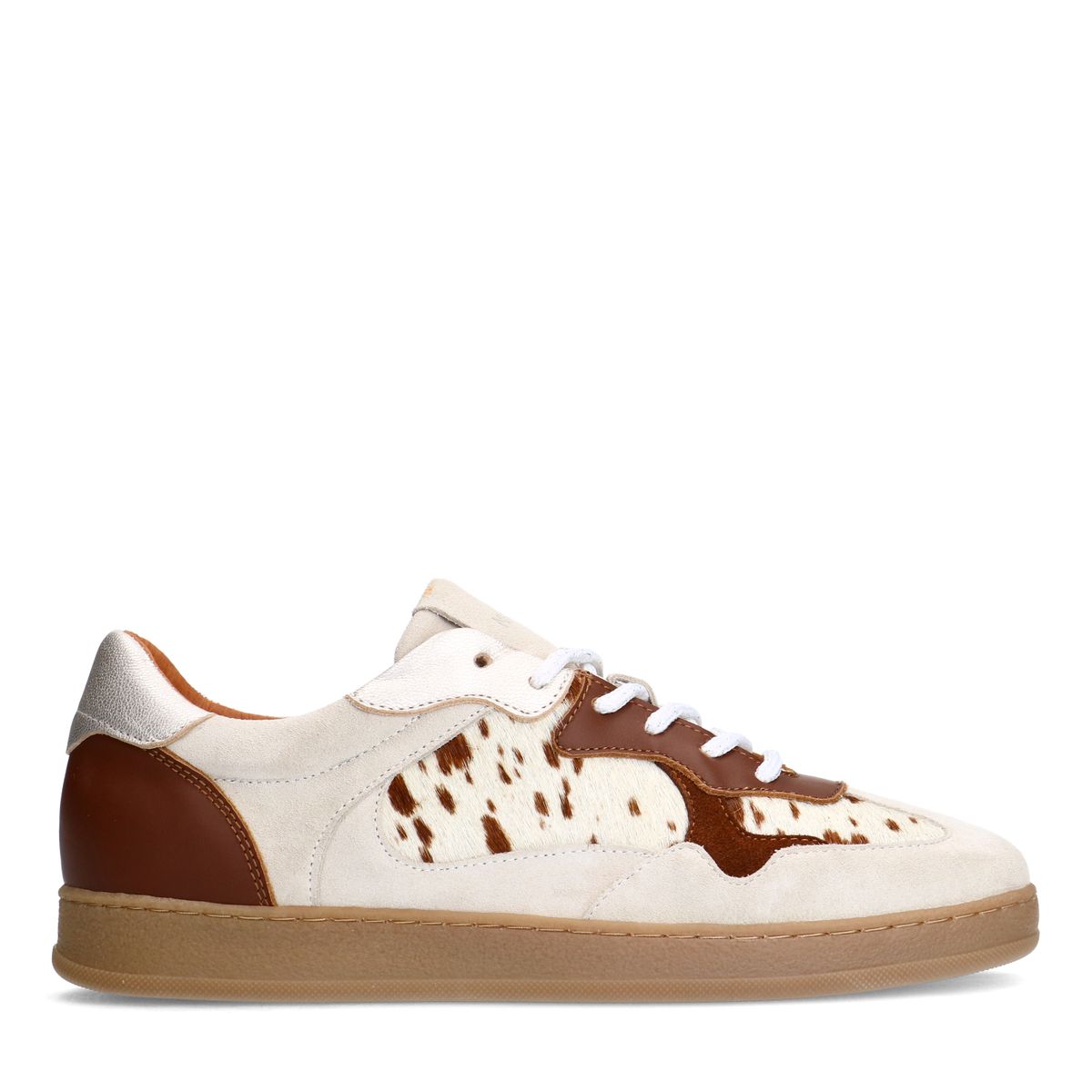 Beige suède sneakers met cow details