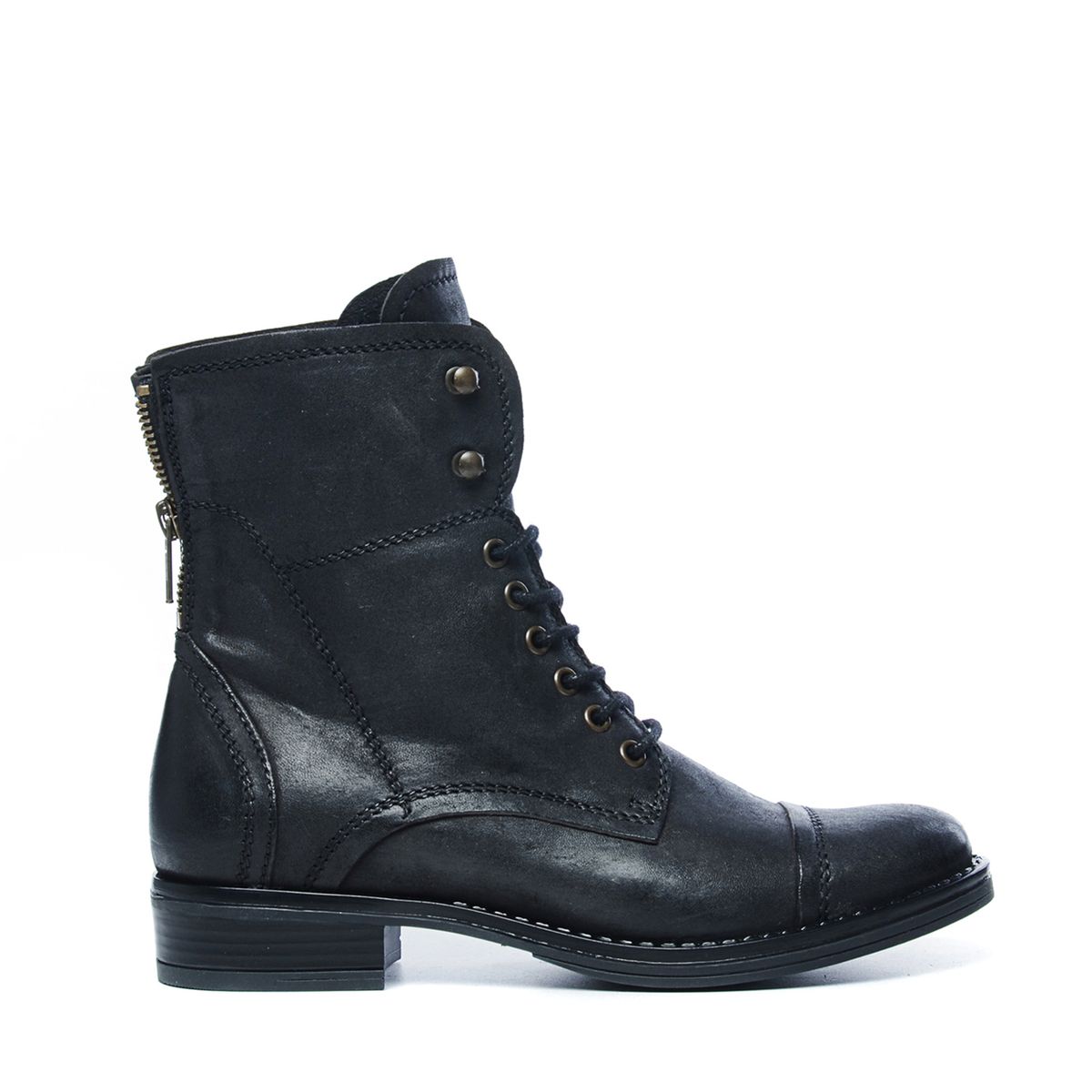 Zwarte veterlaarsjes