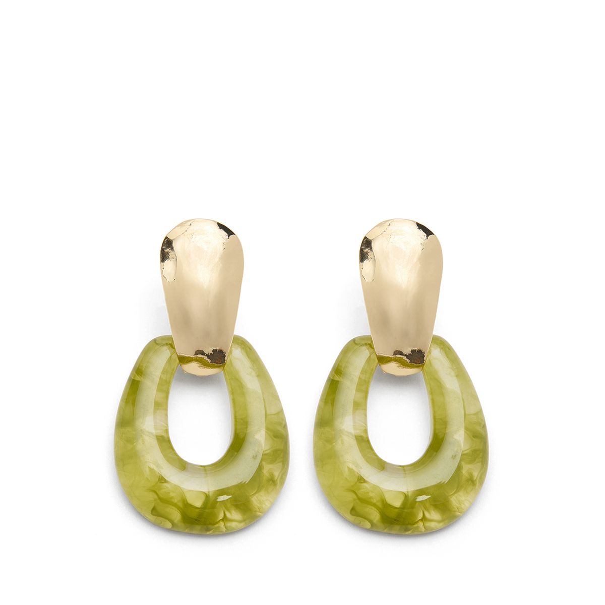 Goudkleurige statement oorbellen met groene statement pieces