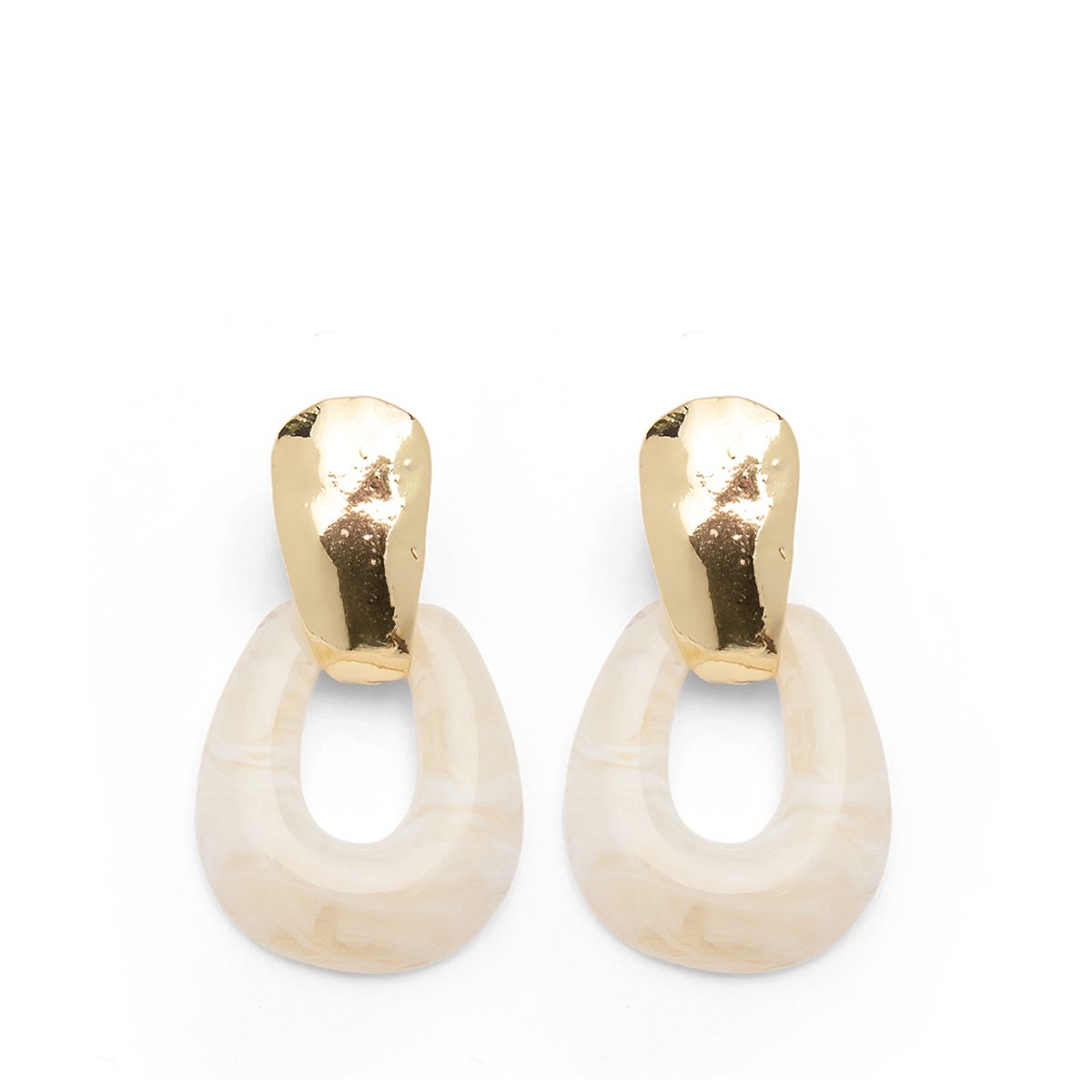 Goudkleurige statement oorbellen met beige statement pieces