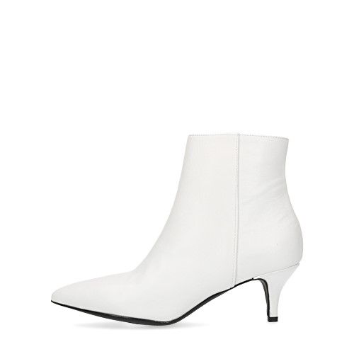 Witte enkellaarsjes met kitten heel