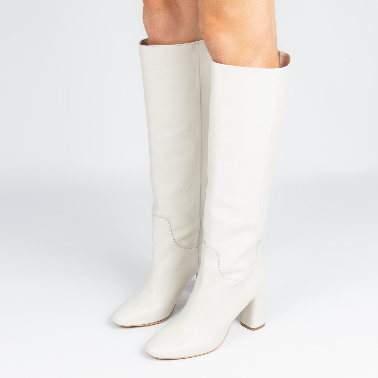 Hoge witte laarzen met hak