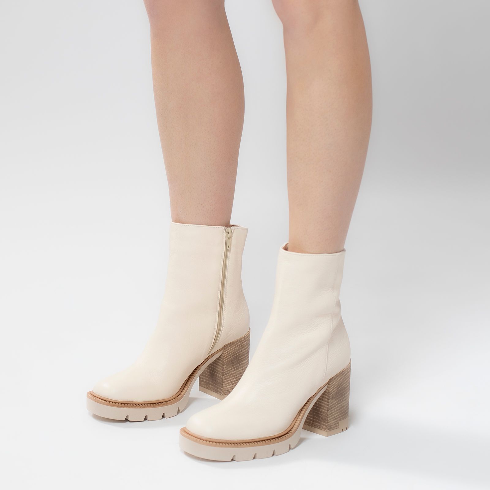 Off white enkellaarsjes met blokhak - Dames | MANFIELD