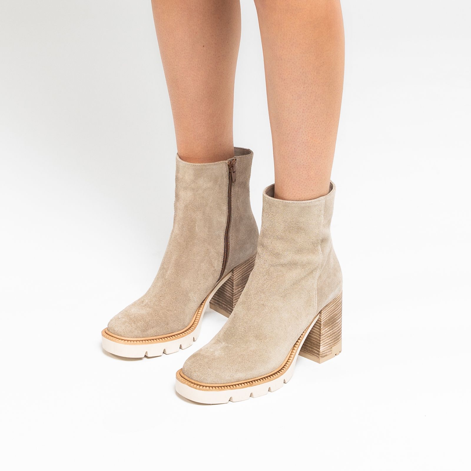 Taupe enkellaarsjes met blokhak - Dames | MANFIELD