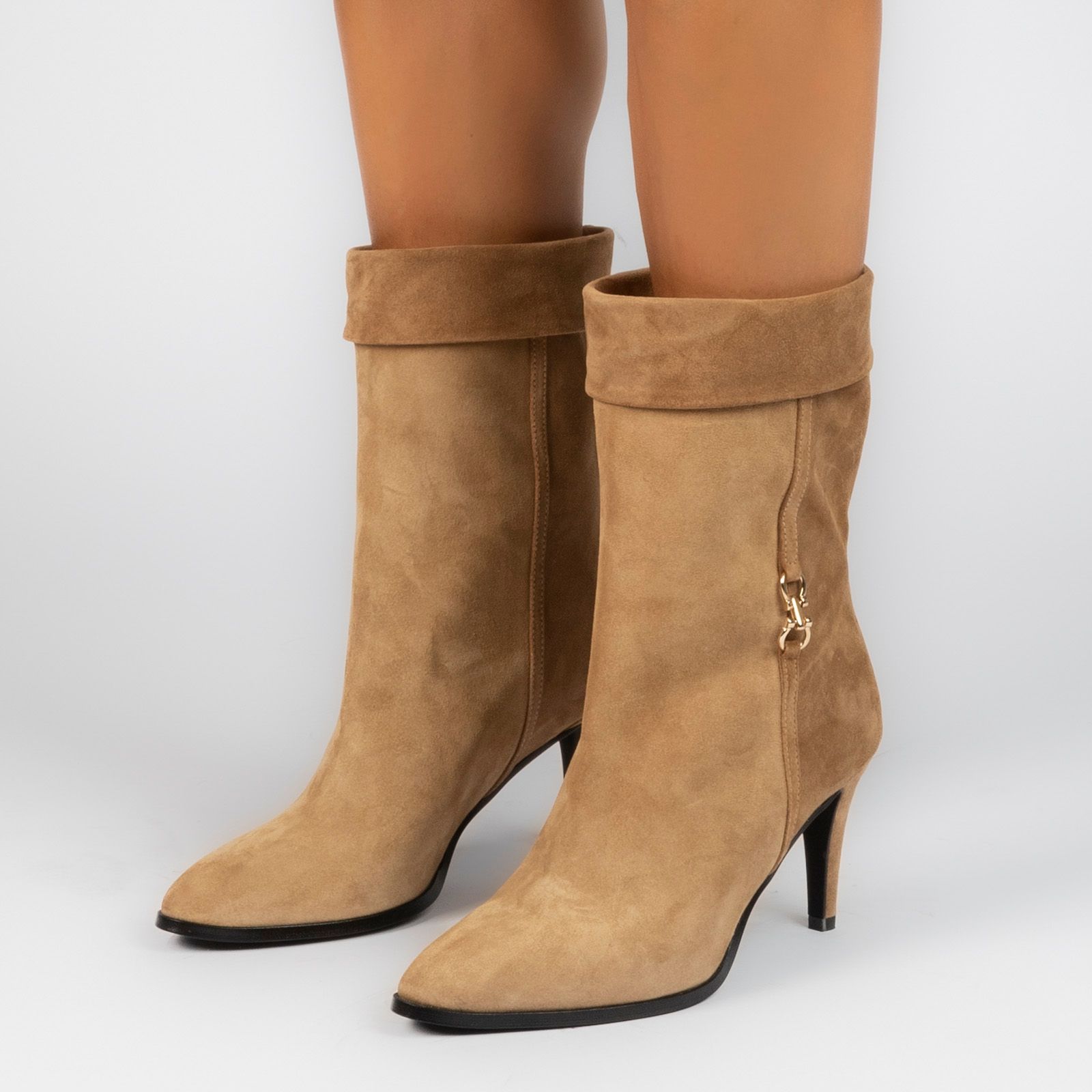 Beige suède enkellaarsjes met hak - Dames | MANFIELD