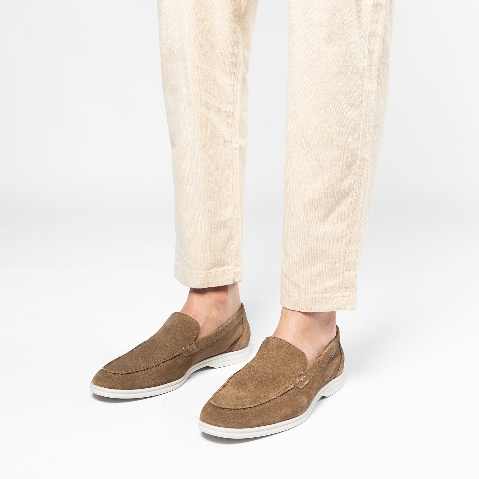 Taupe suède loafers met witte zool - Heren | MANFIELD