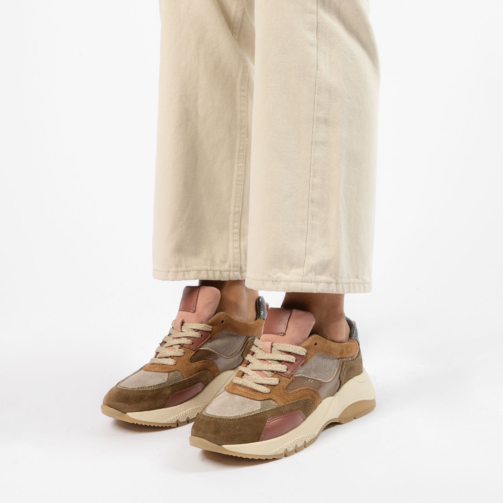 Beige suede sneakers met gekleurde details - Dames | MANFIELD