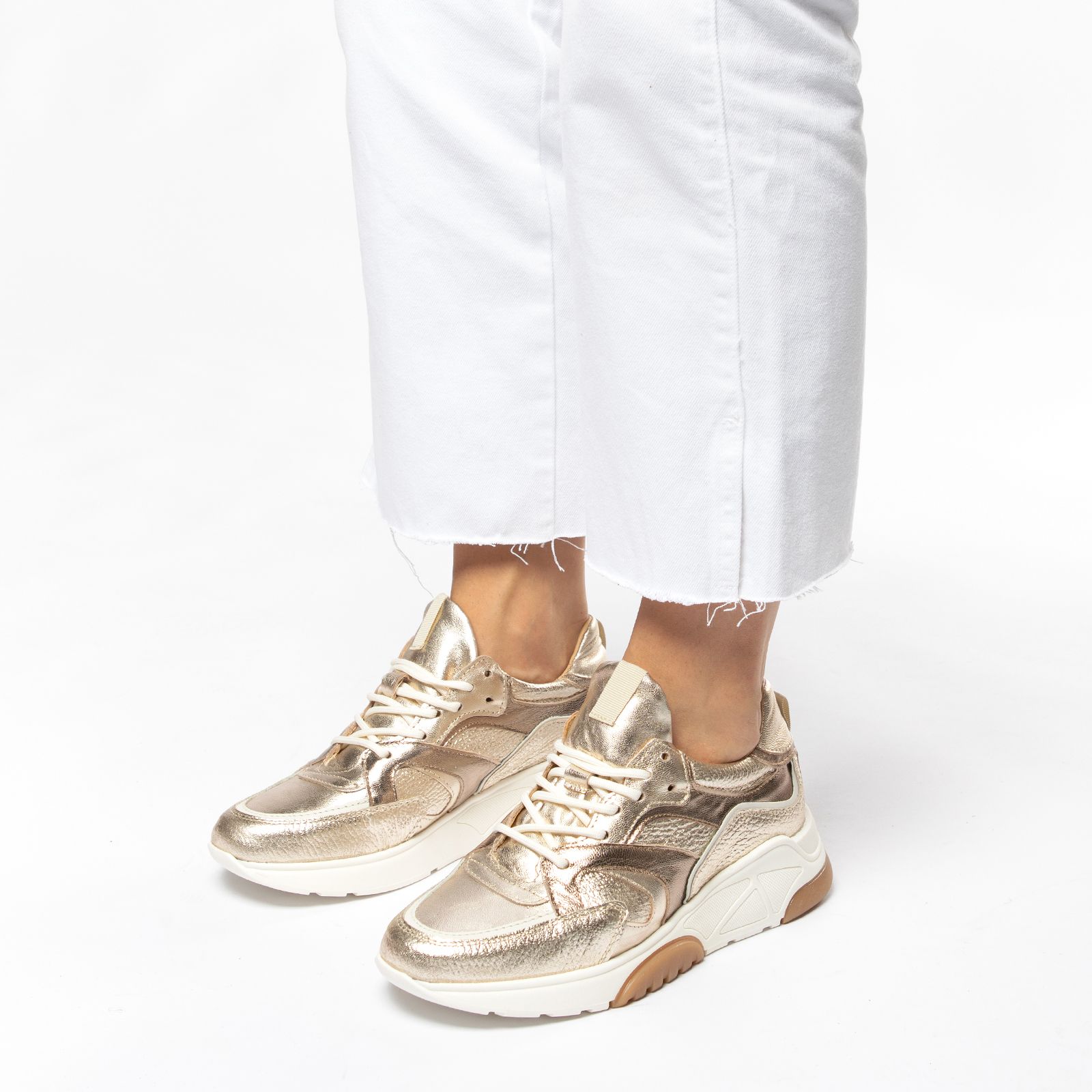 Goudkleurige leren sneakers met details - Dames | MANFIELD