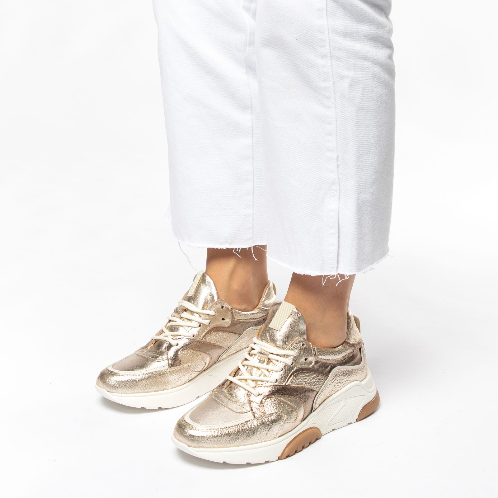 gips Vervormen bolvormig Gouden leren sneakers met details - Dames | MANFIELD