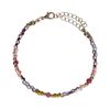 Goldfarbenes Armband mit farbigen Perlen