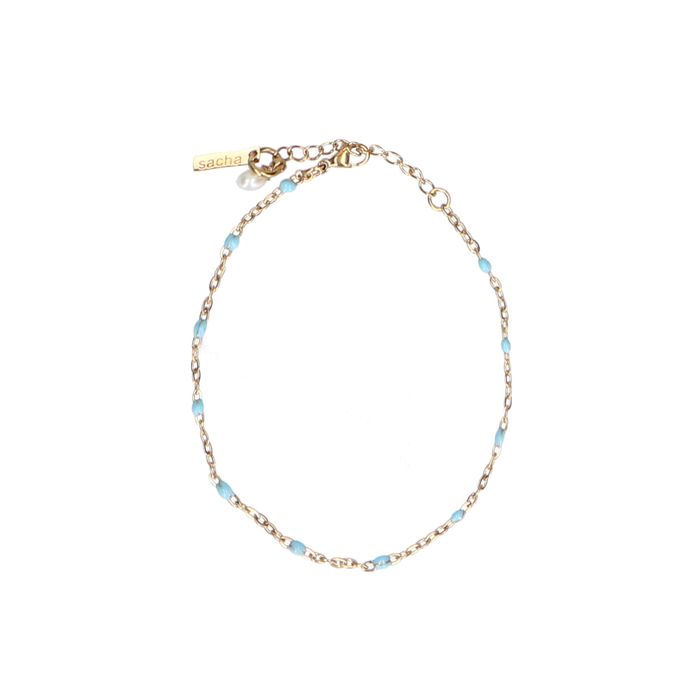 Goldfarbenes Armband mit blauen Perlen