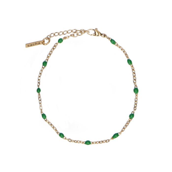 Goldfarbenes Armband mit grünen Perlen