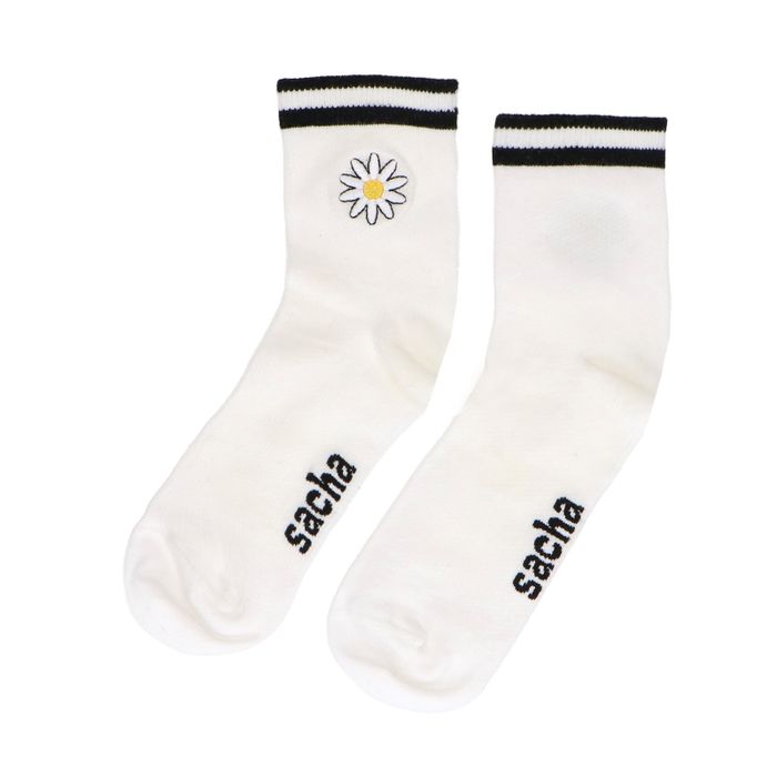 Weiße Socken mit Gänseblümchen
