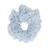 Blauer Scrunchie mit schwarzen Punkten