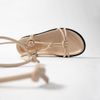 Beige platte sandalen met strikveters