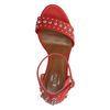 Rode sandalen met hak met studs