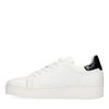 Witte sneakers met lak detail