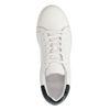 Witte sneakers met lak detail