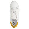Witte sneakers met geel detail