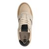 Lage beige leren sneakers met zwarte zool