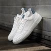 Off-white sneakers met blauwe details