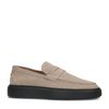 Beige suède penny loafers met zwarte zool