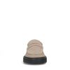 Beige suède penny loafers met zwarte zool