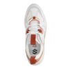 Beigefarbene Sneaker mit rosafarbenen Details