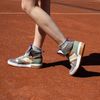 Halbhohe grüne Sneaker mit Details in Metallic und Lila