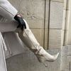 Offwhite Lederstiefel mit Kitten Heel und hohem Schaft