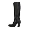 Hohe schwarze Stiefel mit Absatz
