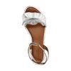Silberne Metallic-Sandalen mit Rüschen