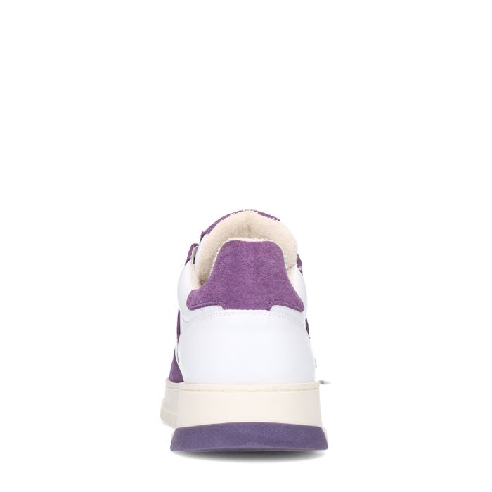 Weiße Ledersneaker mit lilafarbenen Details